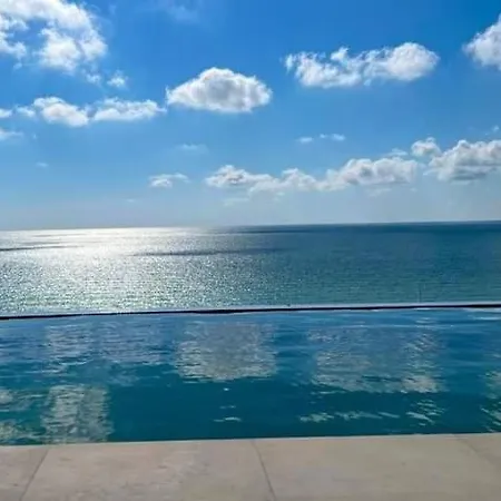 Apartment Premium - Infinity Rooftop Pool & Private Parking