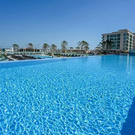 Premium - Infinity Rooftop Pool & Private Parking