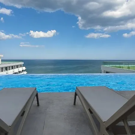 Apartment Premium - Infinity Rooftop Pool & Private Parking *