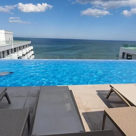 Premium - Infinity Rooftop Pool & Private Parking *