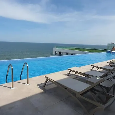 Premium - Infinity Rooftop Pool & Private Parking Apartment
