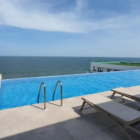 Premium - Infinity Rooftop Pool & Private Parking Apartment Navodari