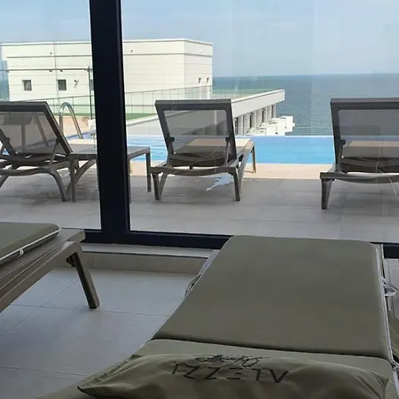Apartment Premium - Infinity Rooftop Pool & Private Parking
